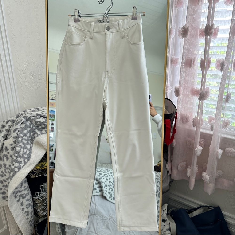 Brand new never worn Abercrombie Cream/White Vegan Leather 90’s Straight Pant
